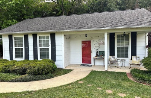 Saks Apartment | Cozy country stay centrally located to entertainment, adventure and good food!