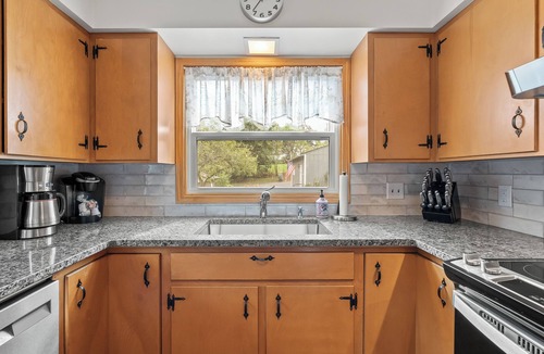 Kendall Cottage | Cozy Spotless Lake Cottage- Sports Lake, Gorgeous Sunsets, and Relaxation+