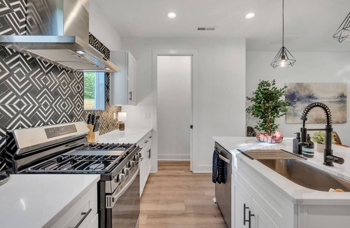 Talbot's Corner House | Cozy Townhome in Charming East Nashville with 2 Master Suites, Private Bathrooms