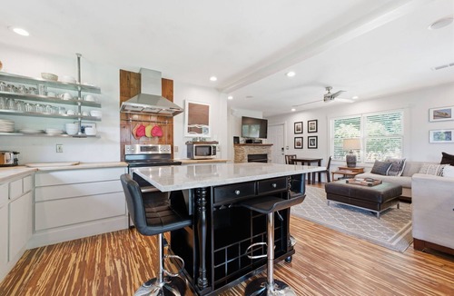 Mirror Lake Cottage | Cozy Yet Modern Cottage. Pet Friendly. 1.3 Miles to Town. Mountain Views.