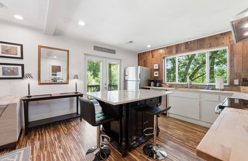 Mirror Lake Cottage | Cozy Yet Modern Cottage. Pet Friendly. 1.3 Miles to Town. Mountain Views.