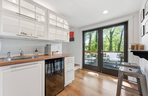 Mirror Lake Cottage | Cozy Yet Modern Cottage. Pet Friendly. 1.3 Miles to Town. Mountain Views.