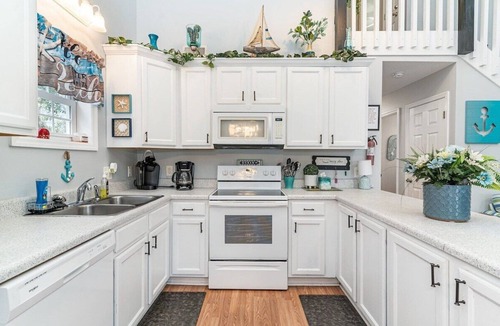 Surfside Beach House | 🔥DISCOUNTED AUGUST 1-8, PLUS EXTRA 5% OFF RENTAL RATE, 4 BDM, CLOSE TO OCEAN 🌊
