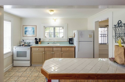 Old Town Cabin | Dog-Friendly Cottage with Private Hot Tub & Garden - Great Downtown Location