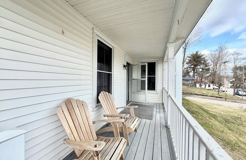 Brunswick Apartment | Downtown Brunswick 1st FL Sun Drenched With Porch