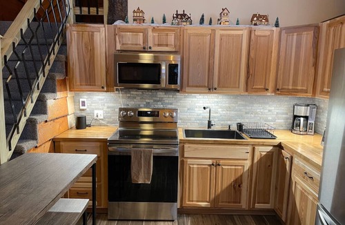 Ludlow Apartment | Downtown Remodel: Restaurants & Mountain Shuttle