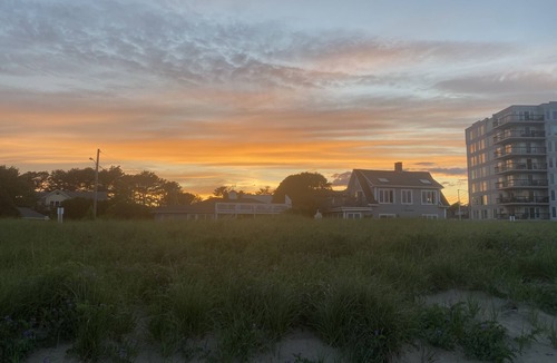 Ocean Park Cottage | “DRIFTWOOD” Quaint Cottage by the Sea- 600 ft from the sand!
