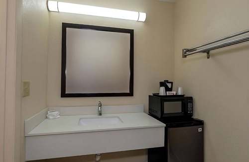 Ellenton Apartment | Easy Poolside Stay | Free Parking | 2-Mins to Ellenton Premium Outlets
