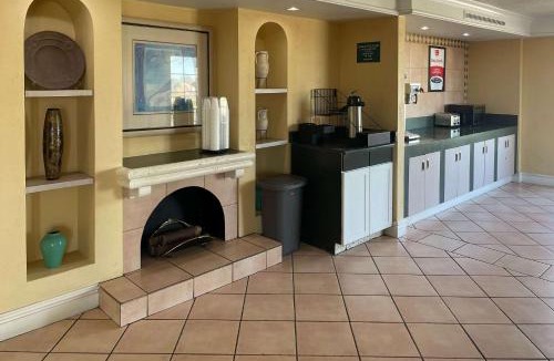 Kalamazoo Cabin | Econo Lodge Kalamazoo near Wings Stadium