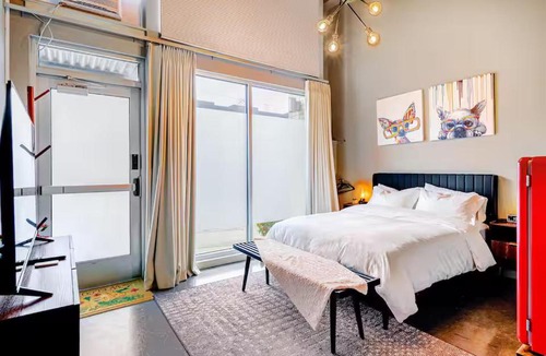 Squire Park Apartment | Entire studio walk or bike to World Cup & downtown with AC