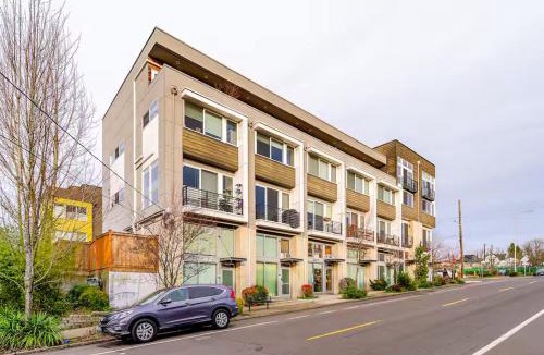 Squire Park Apartment | Entire studio walk or bike to World Cup & downtown with AC