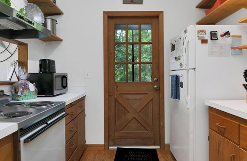 Brevard Cabin | EPIC Blue Ridge SUNSET VIEW, 12 acres, light/bright 10 min to dtn! Dogs welcome!