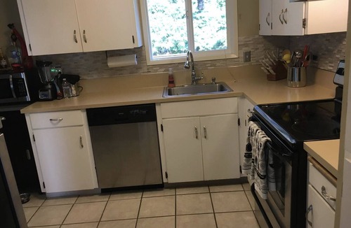 West Linn House | Extended Stay Walk to Restaurants Cafés & Food Carts Patio Large Yard Pet