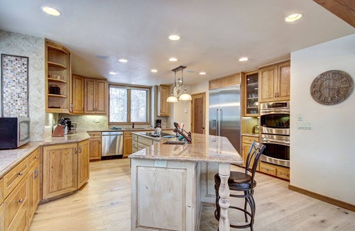 Three Peaks House | Falcon's Nest Retreat | Private Hot Tub, Amazing Views, Balcony & Grill