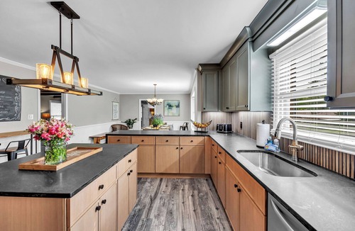 Jamestown House | Family Friendly 7 bedrooms, 4.5 baths with game room & ping pong table