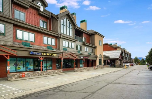 Mountain House Condo | Freshly Remodeled Keystone Studio, Heated Pool, Hot tub, Walk to Gondola!