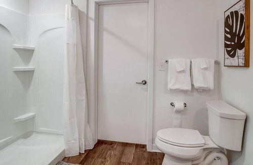 Avondale Apartment | Frontdesk | Sunny Studio Apt in Lakeview District