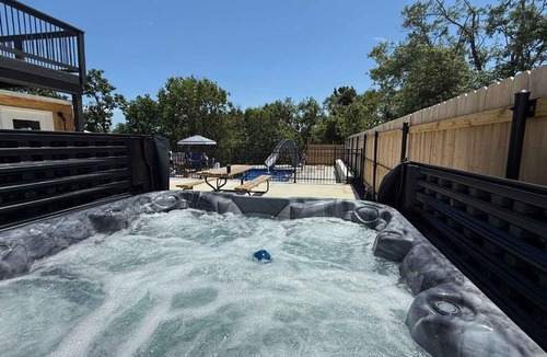 Williamstown House | Gather Together - Charming Home for 20 Near Ark!
