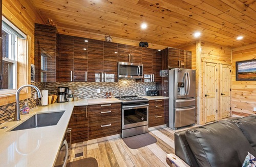 Chalet Village North Cabin | Gatlinburg Family Favorite! Central location!