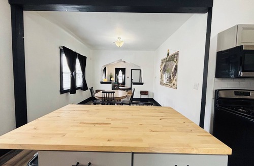 Northeast South Bend House | Golden Dome Getaway- 4BR 2BA Home Sleeps 12- walk to campus! Ideal for ND trips