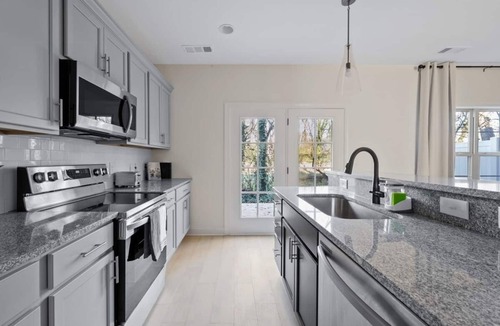 Lakewood House | Gorgeous brand-new brick townhome by Old Hickory Lake. 3-min drive and walking distance to lake, boat rentals and water sport entertainment. 12-min drive to Nashville International Airport. Easy commute to Downtown Nashville, Grand Ole Opry, Opry Mil