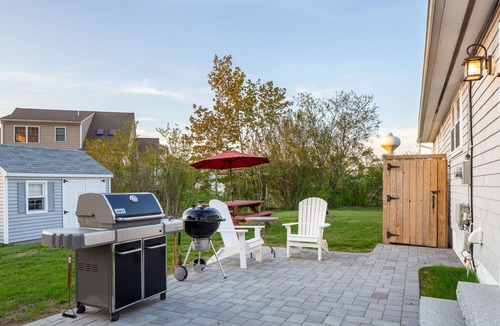Narragansett House | Gourmet Kitchen, Air Conditioning, Walk to Beach