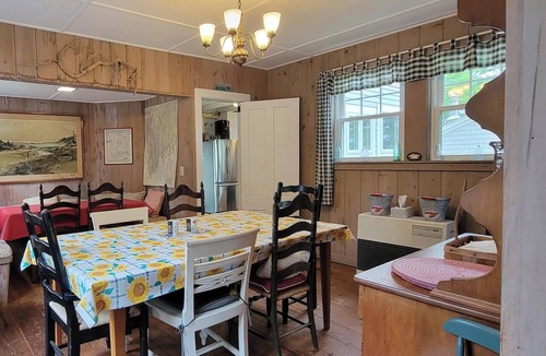 East Boothbay House | Green Landing: A spacious 4-bedroom house in East Boothbay, ME, with ocean views.