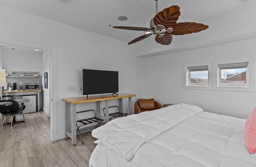 Topsail Beach Hotel | Guest House Topsail - King Suite in hotel on Topsail Beach, North Carolina