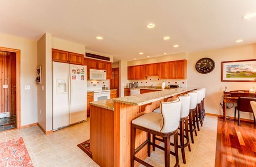 Carroll House | H4 Bretton Woods condo-AC, Hot Tub, near skiing & Mt Wash Hotel, ski slopes views, dog friendly!