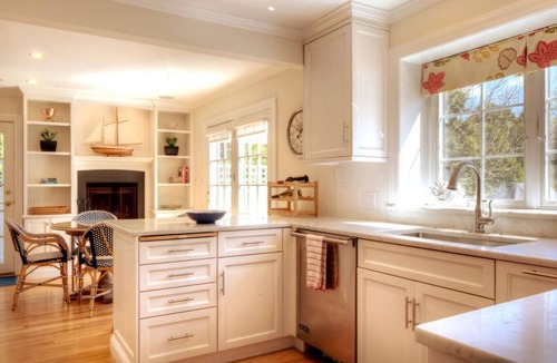 Newport East House | Heated Salt Pool - 10 Minutes to Newport, 5 to Beaches, Parking for 6