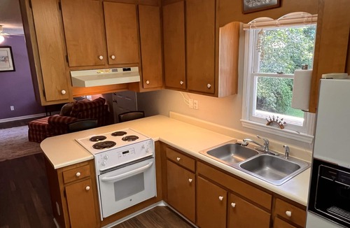 Wilmington House | Hidden Gem 10 mins to Downtown or Wrightsville Beach. Brand New King Sized Bed