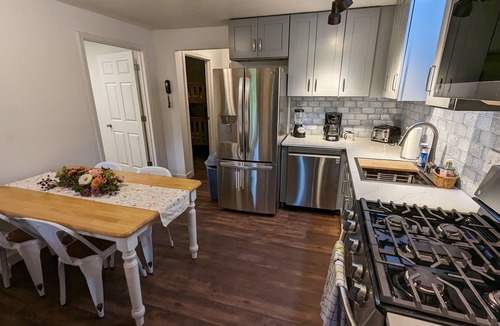 Stanley Cabin | High Ridge Cabin with Hot Tub, Starlink Wi-Fi & Whole-House Generator