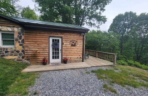 Stanley Cabin | High Ridge Cabin with Hot Tub, Starlink Wi-Fi & Whole-House Generator