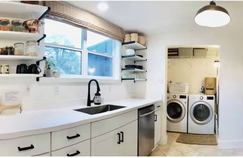 Hough House | Hip & Historic downtown Vancouver bungalow
