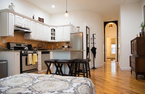 Paulus Hook Apartment | Historic 1869 Brownstone apartment 15 min to NYC downtown