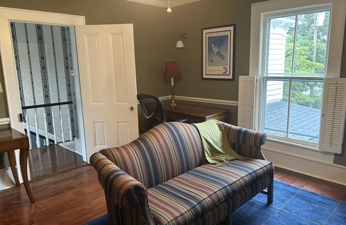 Washington House | Historic 1889 Victorian second floor 2BR Walk to Downtown Swindell House