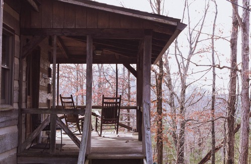 Franklin Cabin | Historic Cozy 4-bedroom Log Cabin with Hot Tub in charming Leipers Fork