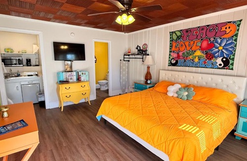 New Bern Hotel | Historic Ziegler Inn and Suites with Whimsical Themed Rooms