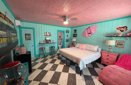 New Bern Hotel | Historic Ziegler Inn and Suites with Whimsical Themed Rooms