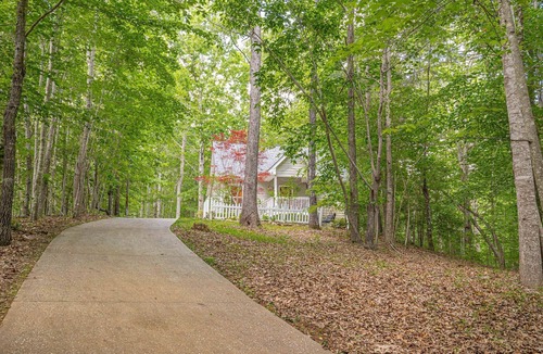 Dahlonega Cottage | Hot Tub Forest Wineries Grill ROKU WiFi HDTV Queen Comfy Gem