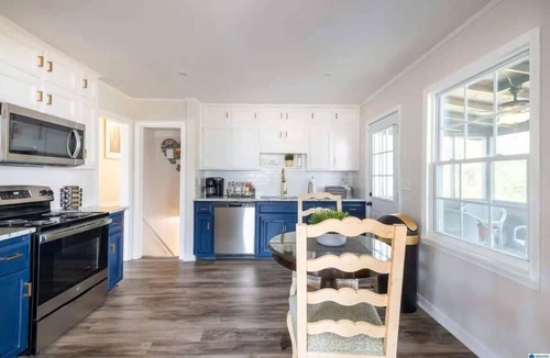 New Castle House | Huge 5BR Birmingham Home | Fully Updated | Sleeps 10+