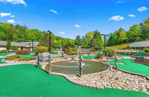 Lake Lure Condo | Inviting studio with pool, tennis, hot tub, kitchenette, & private sunny balcony