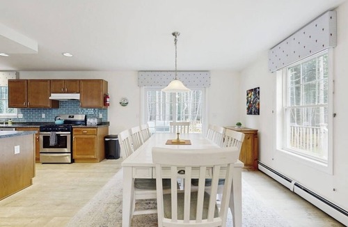 Southport House | Island Pines- Secluded Dog-Friendly Getaway w/Free WiFi, Private Washer/Dryer, Furnished Deck