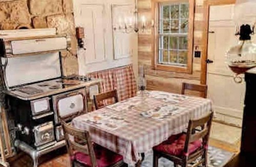 Bentonville Cabin | John Pope Cabin A beautifully 1865 renovated authentic log cabin