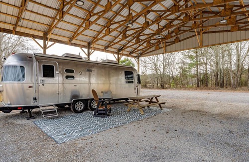 Centre House | Johnny's Lake Escape lakeside covered Airstream: firepit, outdoor seats; kayaks