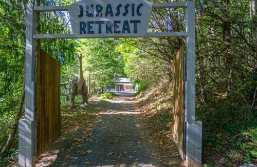 Washougal House | Jurassic Retreat - LifeSize Dinos, Hot Tub, Game Room, Sleeps 12
