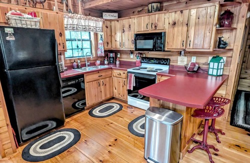 Murphy Cabin | KC's Kabin. Tree-house solitude with woodland views on 1.75 acres