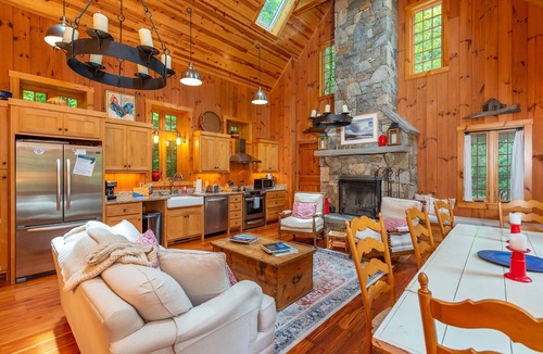 Old Fort Cottage | Kibbin | Pet-Friendly Luxury Stone Cottage on Creek