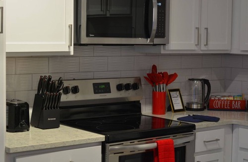 Highlands Apartment | King Bed Retreat | Elevated Stay | Near Airport