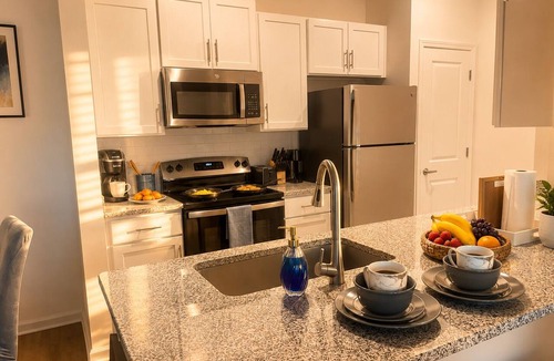 Northside Apartment | King Bed Suite, 8 Min Airport, Fast WiFi & Gym